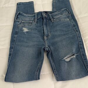 Hollister High-Rise Super Skinny Jeans in Blue ripped‎ 23”/29”